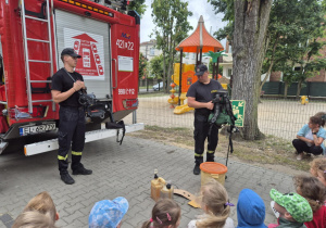 Strażacy prezentują dzieciom sprzęt strażacki