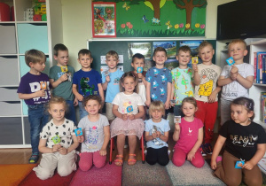 Hania w towarzystwie kolegów i koleżanek z grupy.