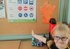dziewczynka wskazuje na znaki drogowe