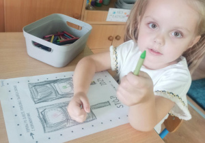 dziewczynka koloruje sygnalizator świetlny