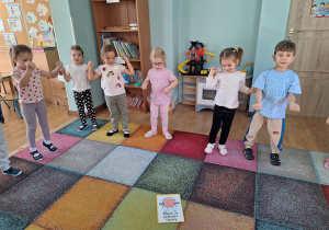 dzieci udają że podnoszą ciężary