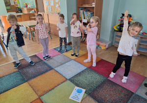 dzieci pokazują kciuk w górę