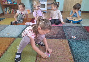 dziewczynka szuka drugiej kropki z pary