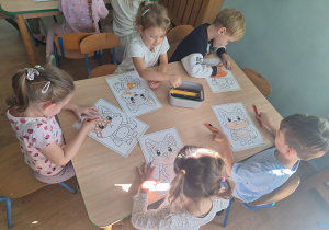 dzieci kolorują ilustracje lisów