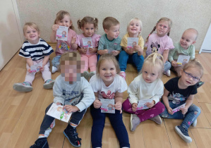 Przedszkolaki z dyplomami.