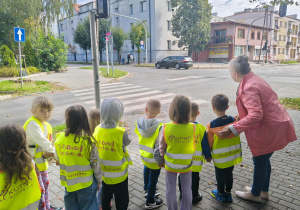 Dzieci podczas spaceru.