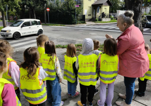 Dzieci podczas spaceru.