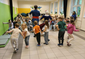 Dzieci uczą się kroków jednego z tańców narodowych.