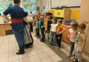 Dzieci uczą się kroków jednego z tańców narodowych.
