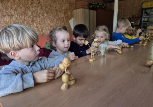 Dzieci wykonują figurki z ziemniaków