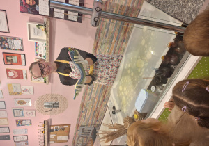 pani prezentuje kolorowego lizaka