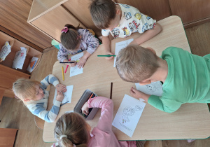 dzieci kolorują Śmieszkę