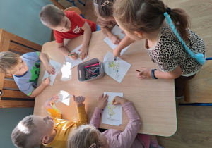 dzieci kolorują Śmieszkę