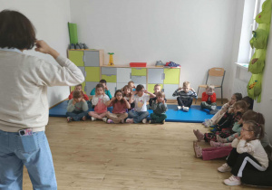 Pani pedagog, wita się dziećmi językiem migowym.