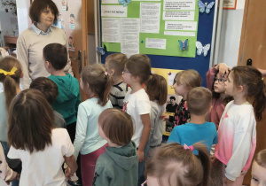 Pani pedagog podkreśla, że nawet sławne osoby również zmagają się z tą niepełnosprawnością.
