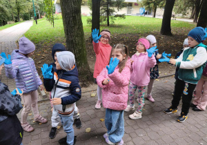Dzieci podczas Sprzątania Świata.