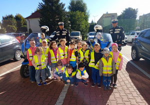 Wspólne zdjęcie z policjantami.