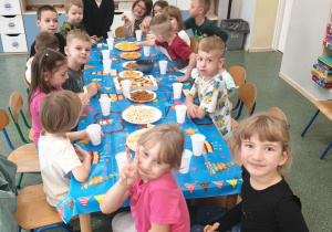Dzieci przy stole, podczas poczęstunku.