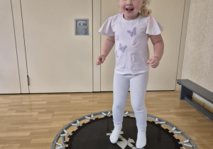 Dziewczynka skacze na trampolinie