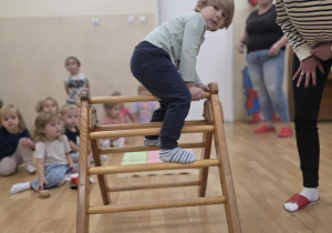 Leon przechodzi przez drabinkę.