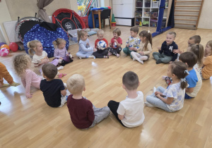 dzieci bawią się w "gorącą kule"