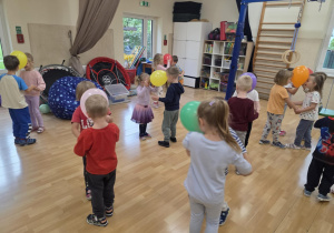 dzieci tańczą w parach z balonami