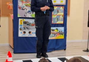 Dzieci słuchają pani policjantki.