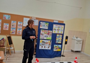 Dzieci słuchają pani policjantki.