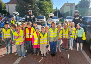 Dzieci z policjantami.