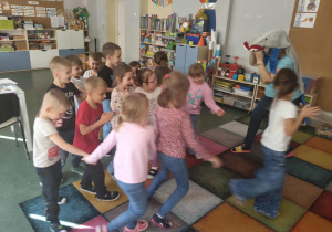 Dzieci podczas zabawy "Ławica ryb".