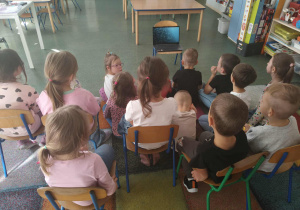 Dzieci oglądaja film edukacyjny.