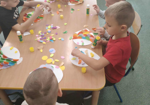 Dzieci wykonują kolorowe ryby.