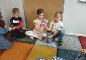 Dzieci wyszukiwały w sali częsi znaków drogowych, następnie łaczyły je w całość.