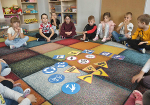 Dzieci dzielą znaki na grupy: z. ostrzegawcze, informacyjne, nakazu, zakazu.