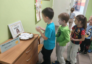 Dzieci losują karteczki z usmiechami.