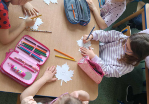 Dzieci rysuja na krtkach swoje super moce.