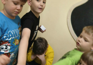 Dzieci podczas wspólnego powitania.