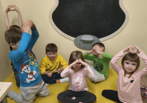 Dzieci wymyslaja własne powitania.