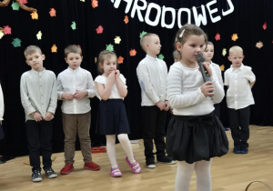 Dzieci występują na tle dekoracji