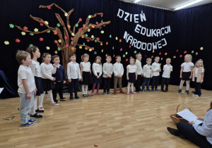 Dzieci występują na tle dekoracji