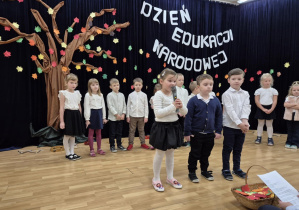 Dzieci występują na tle dekoracji