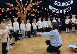 Dzieci grają na instrumentach