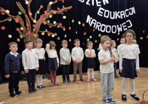 Dzieci występują na tle dekoracji