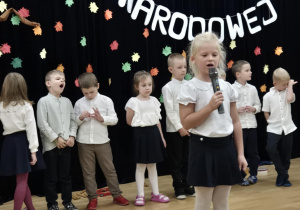 Dzieci występują na tle dekoracji