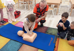 Dziewczynka ćwiczy na fantomie.