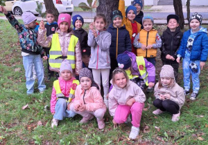 Dzieci pozują do zdjęcia w parku.