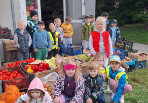 Dzieci pozują do zdjęcia.