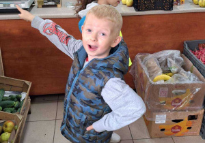 Chłopiec pozuje do zdjęcia.