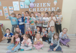 Wiewióreczki pozują do wspólnego zdjęcia z upominkami.