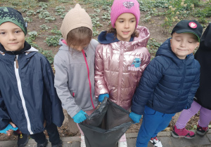 Dzieci pozują do zdjęcia.